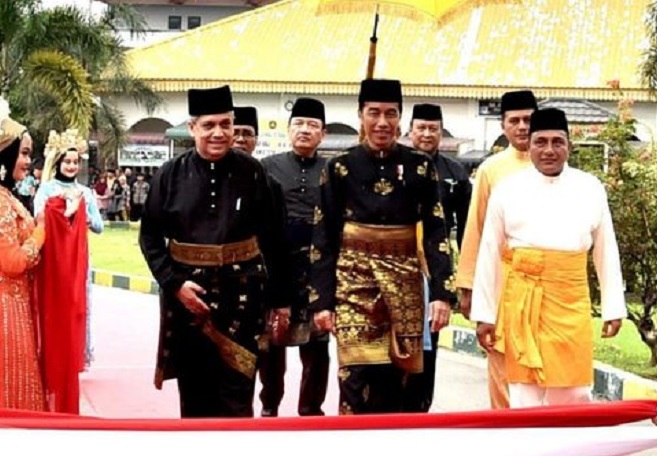 Hasil gambar untuk jokowi dapat gelar datuk