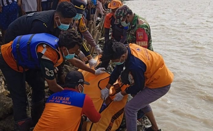 Operasi_SAR_Batang_Ditutup,_Korban_Hanyut_Ditemukan_Meninggal_di_Perairan_Demak