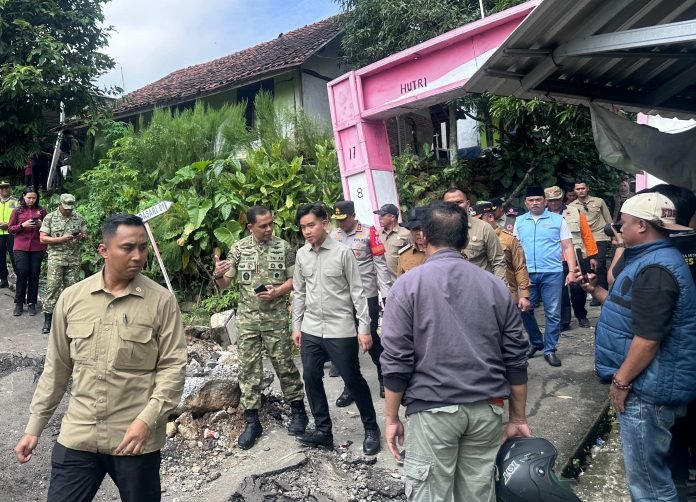antarafoto-wapres-kunjungi-bencana-tanah-bergerak-di-tegal-1770648871_(1)