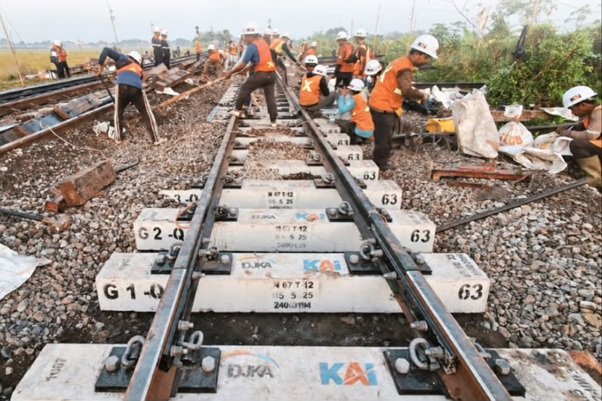 Antisipasi Perubahan Cuaca, KAI Perkuat Perawatan Jalur Kereta Api