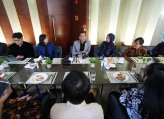 Bertemu Mahasiswa Indonesia di Beijing, Menteri Iftitah: Ilmu Pengetahuan Harus Jadi Solusi Nyata bagi Rakyat