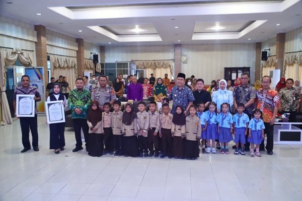 Bupati Bangka Salurkan 240 Smart Tablet, Perkuat Digitalisasi Pendidikan