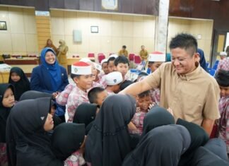 Bupati Lanosin Ajak Anak Jaga Lingkungan saat Terima Kunjungan Siswa SD