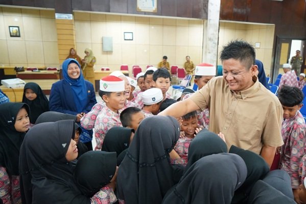 Bupati Lanosin Ajak Anak Jaga Lingkungan saat Terima Kunjungan Siswa SD