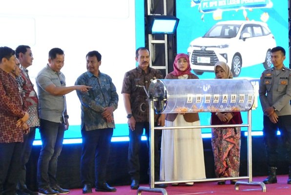 Bupati Rembang Ajak Warga Perkuat Budaya Menabung, Nasabah Tamades Bawa Pulang Toyota Avanza