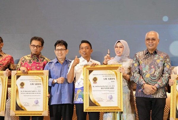 Bupati Sidenreng Rappang (Sidrap), Syaharuddin Alrif, menerima PWI Sulsel Awards