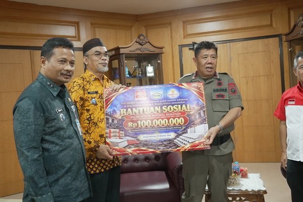 Gubernur Hidayat Arsani Terima Bantuan Rp100 Juta untuk Korban Kebakaran