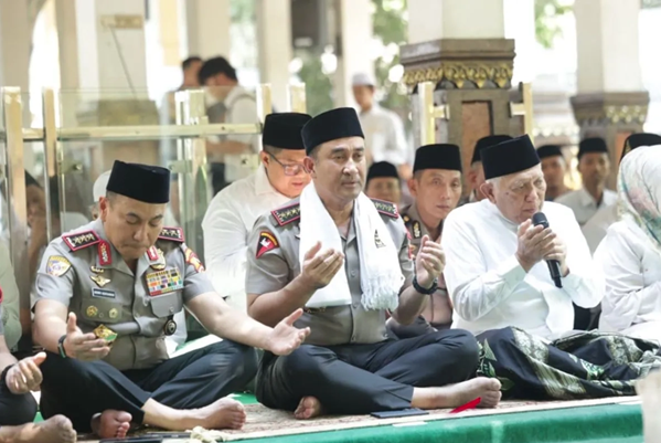 Kapolri Ziarah ke Makam Gus Dur, Polri Perkuat Komitmen Jaga Toleransi