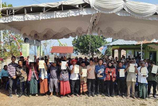 Kementerian Transmigrasi Tuntaskan Penantian Warga Jeringo, 109 Sertifikat Dibagikan