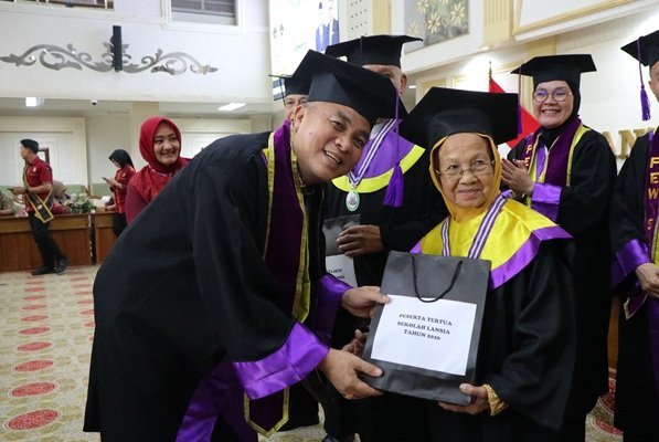 Pemkot Palembang Wisuda 60 Lansia, Semangat Belajar Tak Kenal Usia