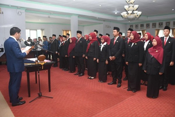 Perkuat Birokrasi, Hendri Praja Lantik 51 Pejabat dan Kukuhkan Dua PNS IPDN