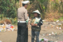 Polantas Batang Turun ke Jalan Berbagi Beras untuk Warga Membutuhkan