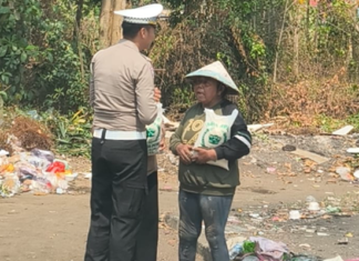 Polantas Batang Turun ke Jalan Berbagi Beras untuk Warga Membutuhkan