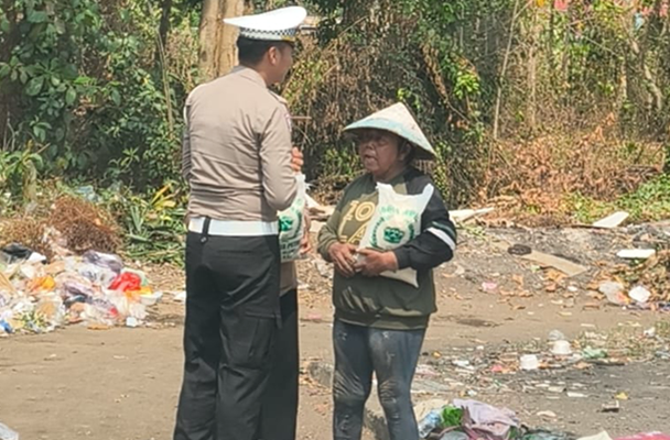 Polantas Batang Turun ke Jalan Berbagi Beras untuk Warga Membutuhkan