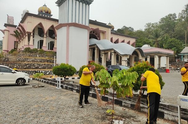 Polres Bangka Turun Tangan, Masjid Agung Dibersihkan demi Kenyamanan Jemaah