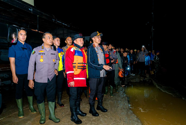 Respons Cepat Tangani Banjir Padang, Polri Kerahkan Personel dan Dirikan Posko Kesehatan
