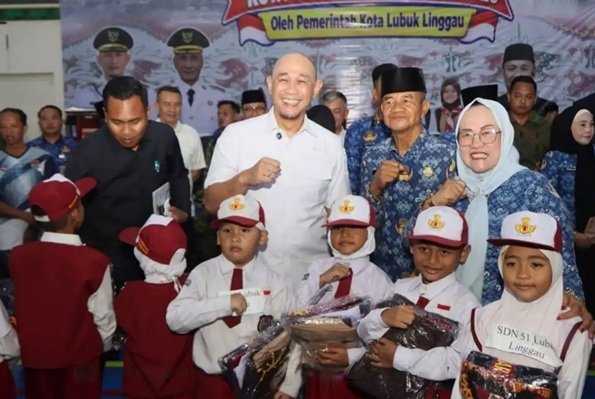 Ringankan Beban Orang Tua, Pemkot Lubuk Linggau Salurkan Seragam Gratis