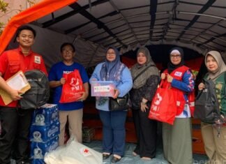 Sudinsos dan PMI Jakarta Timur Bergerak, Penyintas Kebakaran Rawamangun Terima Bantuan
