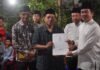 Takziah Malam Kedua, Bupati Bengkulu Utara Serahkan Akta Kematian di Rumah Duka