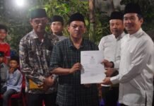 Takziah Malam Kedua, Bupati Bengkulu Utara Serahkan Akta Kematian di Rumah Duka