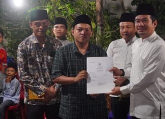 Takziah Malam Kedua, Bupati Bengkulu Utara Serahkan Akta Kematian di Rumah Duka