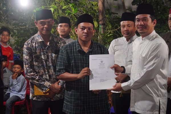 Takziah Malam Kedua, Bupati Bengkulu Utara Serahkan Akta Kematian di Rumah Duka