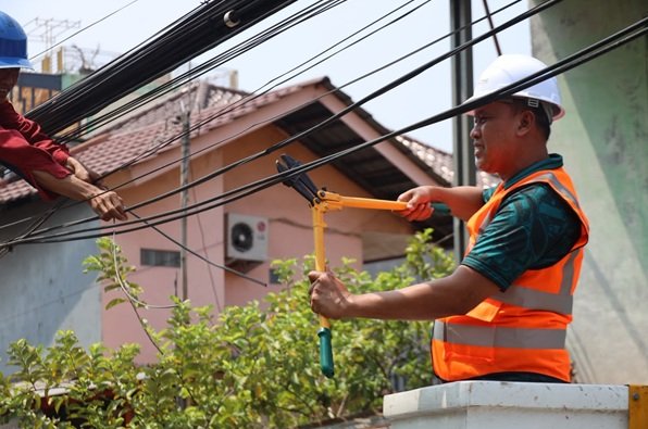 Tri Adhianto Turun Langsung Tertibkan Kabel Semrawut di Bekasi, 3 Kilometer Jalur Disiapkan untuk Ducting